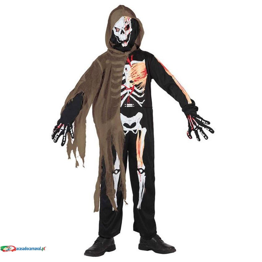 Menino com fantasia de esqueleto, carnaval de halloween em um